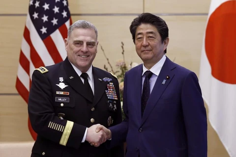 Thủ tướng Nhật Bản Shinzo Abe và Tham mưu trưởng lục quân Mỹ, Tướng Mark Milley. (Nguồn: AP)