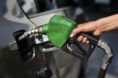Bơm xăng cho các phương tiện tại trạm xăng ở San Luis Potosi của Mexico. (Ảnh: AFP/TTXVN)