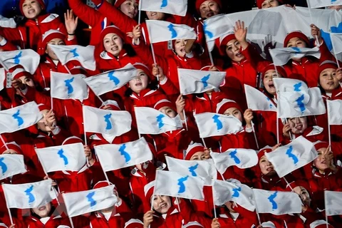 Đoàn cổ vũ Triều Tiên vẫy cờ thống nhất Triều Tiên tại lễ khai mạc Olympic PyeongChang 2018 ở Pyeongchang, Hàn Quốc ngày 9/2. (Nguồn: AFP/TTXVN)