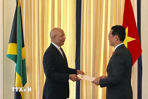Đại sứ Việt Nam tại Cuba kiêm nhiệm Jamaica Nguyễn Trung Thành trình Quốc thư và diện kiến lãnh đạo cấp cao Jamaica. (Ảnh: Lê Hà/TTXVN)