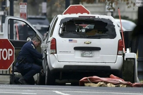 Chiếc xe đâm vào hàng rào an ninh gần Nhà Trắng. (Nguồn: AFP)