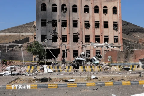 Cảnh đổ nát sau vụ không kích tại đơn vị điều tra hình sự ở Sanaa, Yemen ngày 4/2. (Nguồn: THX/TTXVN)