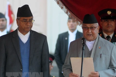 Tân Thủ tướng Nepal KP Sharma Oli (phải) tại lễ tuyên thệ nhậm chức ở Kathmandu. (Nguồn: AFP/TTXVN)