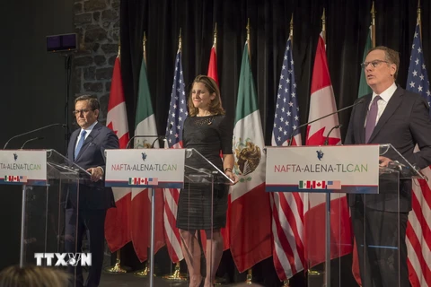 Bộ trưởng Kinh tế Mexico Ildefonso Guajardo, Ngoại trưởng Canada Chrystia Freeland và Đại diện Thương mại Mỹ Robert Lighthizer tại cuộc họp báo kết thúc vòng 6 tái đàm phán NAFTA ở Montreal, Quebec, Canada. (Nguồn: AFP/TTXVN)