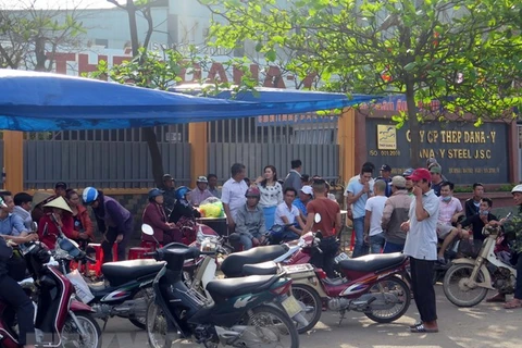 Người dân căng bạt trước cổng nha máy thép để phản đối việc nhà máy gây ô nhiễm môi trường. (Ảnh: Nguyễn Sơn/TTXVN)