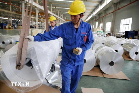  Sản phẩm nhôm cuộn được sản xuất tại một nhà máy ở tỉnh An Huy, Trung Quốc ngày 20/5/2017. (Nguồn: AFP/TTXVN)
