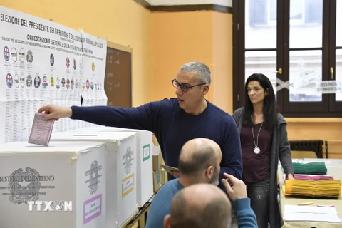 Cử tri Italy bỏ phiếu tại một địa điểm bầu cử ở Rome. (Nguồn: AFP/TTXVN)