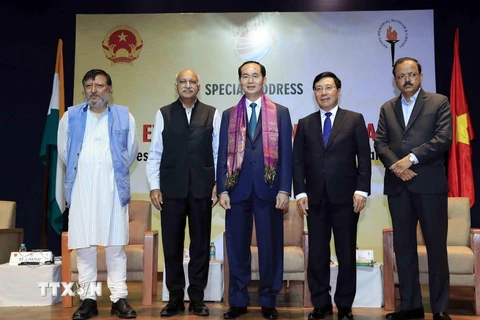 Chủ tịch nước Trần Đại Quang với các học giả Ấn Độ tại buổi gặp. (Ảnh: Nhan Sáng/TTXVN)