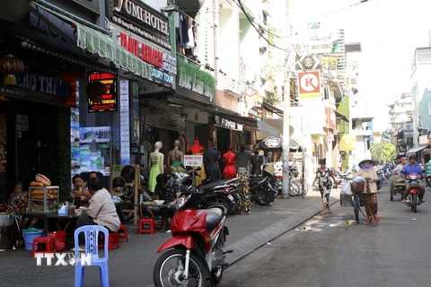 Lấn chiếm vỉa hè buôn bán đường Đỗ Quang Đẩu, Thành phố Hồ Chí Minh. (Ảnh: Hoàng Hải/TTXVN)
