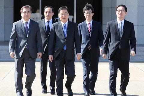 Phái đoàn Hàn Quốc do ông Chung Eui-yong (giữa) dẫn đầu tại sân bay ở Seoul chuẩn bị lên đường sang thăm Triều Tiên ngày 5/3. (Nguồn: Yonhap/TTXVN)