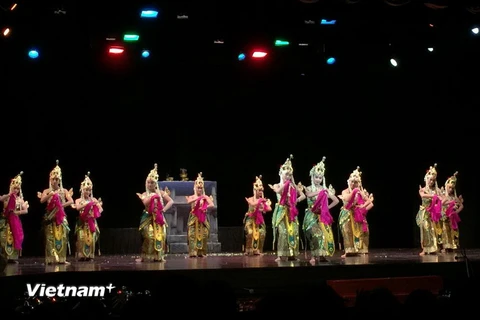 Các điệu múa Bedhayan được biểu diễn tại Liên hoan. (Ảnh: Giang Quyên/Vietnam+)
