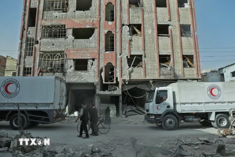 Đoàn xe của Hội Trăng lưỡi liềm đỏ Syria chở hàng viện trợ tới Đông Ghouta ngày 5/3. (Nguồn: AFP/TTXVN)