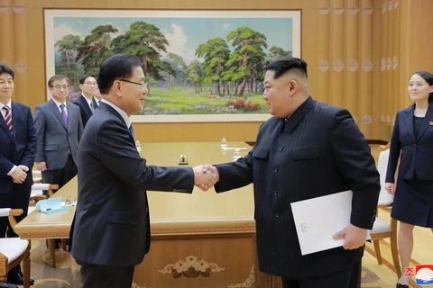 Nhà lãnh đạo Kim Jong-un (phải) và đặc phái viên của Tổng thống Hàn Quốc, ông Chung Eui-yong (trái) trong cuộc gặp tại Bình Nhưỡng ngày 5/3 vừa qua. (Ảnh: Yonhap/TTXVN)