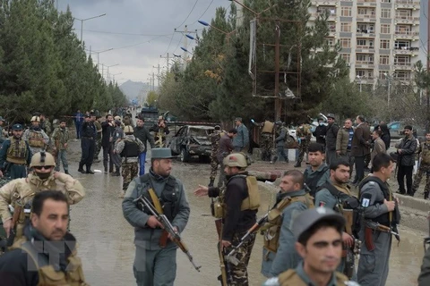 Cảnh sát điều tra tại hiện trường vụ đánh bom ở Kabul. (Ảnh: AFP/TTXVN)