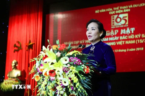 Bà Ngô Phương Lan, Cục trưởng Cục Điện ảnh (Bộ Văn hóa, Thể thao và Du lịch) phát biểu ôn lại truyền thống 65 năm vẻ vang của điện ảnh cách mạng Việt Nam. (Ảnh: Thanh Tùng/TTXVN)
