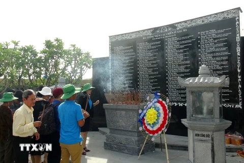 Dâng hương tại Bia tưởng niệm chiến sỹ Gạc Ma ở Khánh Hòa. (Ảnh: Nguyên Lý/TTXVN)