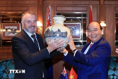 Chủ tịch Quốc hội New Zealand Trevor Mallard tặng quà lưu niệm cho Thủ tướng Nguyễn Xuân Phúc. (Ảnh: Thống Nhất/TTXVN)
