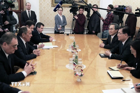 Ông Chung Eui-yong (thứ 2, phải) trong cuộc gặp với Ngoại trưởng nước Nga Sergei Lavrov. (Nguồn: Yonhap/TTXVN)