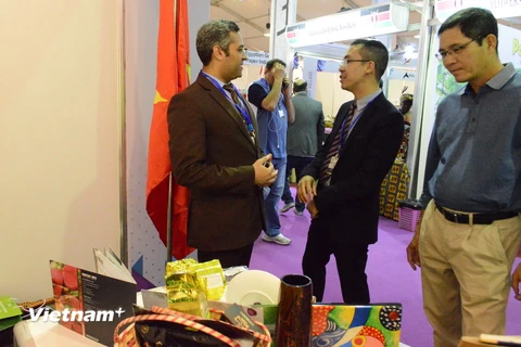 Khách tham quan quan tâm các mặt hàng nông lâm thủy sản của Việt Nam. (Ảnh: Nguyễn Trường/Vietnam+)