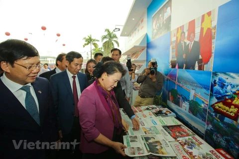 Chủ tịch Quốc hội Nguyễn Thị Kim Ngân thăm gian trưng bày của Thông tấn xã Việt Nam. (Ảnh: Minh Sơn/Vietnam+)