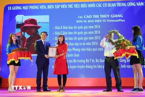 Phóng viên Cao Thị Thùy Giang của Báo điện tử VietnamPlus được tuyên dương. (Ảnh: Thành Đạt/TTXVN)