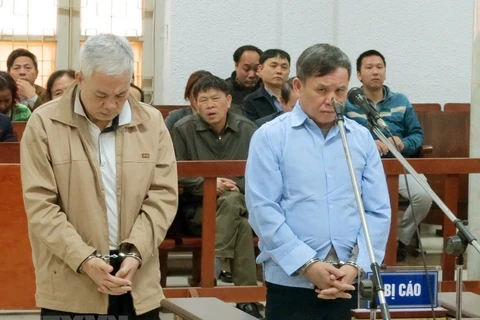 Bị cáo Nguyễn Đức Thắng và bị cáo Nguyễn Đức Lợi tại phiên xét xử. (Nguồn: TTXVN)