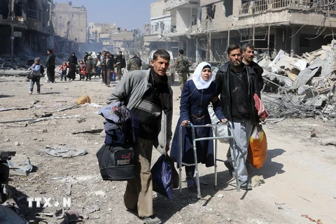 Người dân sơ tán khỏi thị trấn Jisreen, Đông Ghouta ngày 17/3. (Nguồn: AFP/TTXVN)
