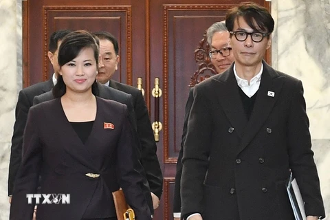 Trưởng phái đoàn Hàn Quốc Yun Sang (phải) và đại diện đồng cấp Triều Tiên Hyon Song-wol tới cuộc gặp ở làng đình chiến Panmunjom ngày 20/3. (Nguồn: Yonhap/TTXVN)