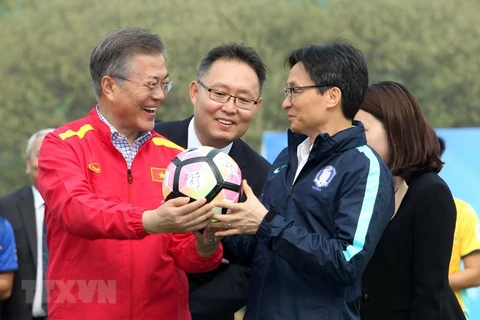 Tổng thống Hàn Quốc Moon Jae-in tặng Phó Thủ tướng Vũ Đức Đam quả bóng có chữ ký của ông. (Ảnh: Quốc Khánh/TTXVN)