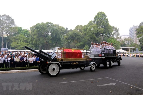 Xe chở linh cữu nguyên Thủ tướng Phan Văn Khải về nơi an nghỉ cuối cùng. (Ảnh: Thanh Vũ/TTXVN)