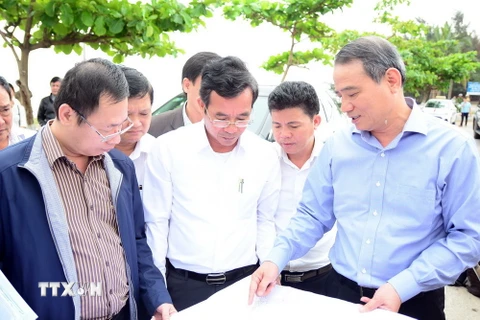 Bí thư Thành ủy Đà Nẵng Trương Quang Nghĩa (phải) kiểm tra dự án trên sơ đồ. (Ảnh: Nguyễn Văn Sơn/TTXVN)
