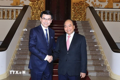 Thủ tướng Nguyễn Xuân Phúc tiếp ông Khâu Đằng Hoa, Cục trưởng Kinh tế-Thương mại Hong Kong (Trung Quốc). (Ảnh: Thống Nhất/TTXVN)