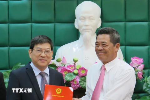 Trao quyết định điều động, bổ nhiệm cho ông Nguyễn Duy Bắc tại Khánh Hòa ngày 20/3. (Ảnh: Tiên Minh/TTXVN)