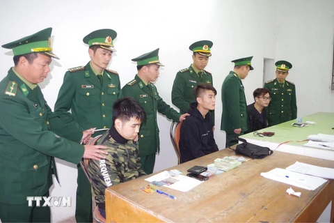 Ba người nước ngoài bị bắt khi dùng thẻ ATM giả rút tiền tại Hạ Long. (Ảnh: Trung Nguyên/TTXVN)