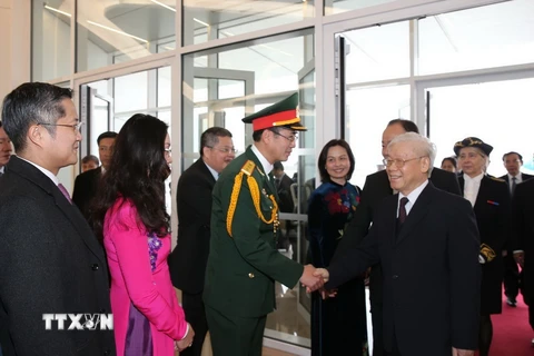 Cán bộ, nhân viên Đại sứ quán Việt Nam và đại diện cộng đồng đón Tổng Bí thư Nguyễn Phú Trọng tại sân bay quân sự Orly ở thủ đô Paris. (Ảnh: Trí Dũng/TTXVN)