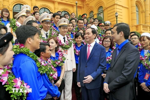 Chủ tịch nước Trần Đại Quang với các cán bộ đoàn xuất sắc tiêu biểu nhận Giải thưởng Lý Tự Trọng năm 2018. (Ảnh: Nhan Sáng/TTXVN)