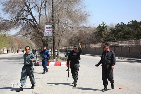 Cảnh sát Afghanistan phong tỏa hiện trường một vụ đánh bom ở Kabul ngày 21/3. (Nguồn: THX/TTXVN)
