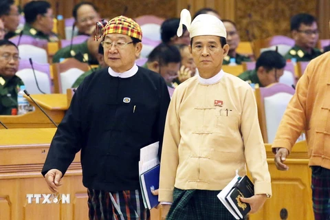 Ông U Win Myint (phải) trong cuộc họp Quốc hội Myanmar tại Nay Pyi Taw ngày 28/3. (Nguồn: THX/TTXVN)