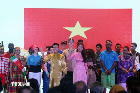 Quốc kỳ Việt Nam hiện trên màn hình trong màn ra mắt của hai sinh viên Việt Nam. (Ảnh: Đỗ Quyên/TTXVN)