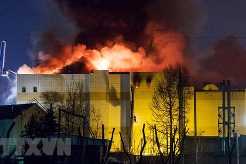 Hiện trường vụ cháy trung tâm thương mại Zimnyaya Vishnya ở Kemerovo. (Nguồn: TASS/TTXVN)