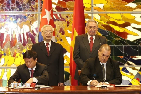 Lễ ký Thỏa thuận hợp tác nghiệp vụ giữa Thông tấn xã Việt Nam với Hãng Thông tấn Prensa Latina. (Ảnh: Trí Dũng/TTXVN)
