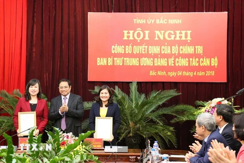 Ông Phạm Minh Chính trao các Quyết định cho bà Đào Hồng Lan và bà Nguyễn Thị Hà. (Ảnh: Thái Hùng/TTXVN)