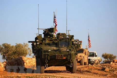 Xe quân sự Mỹ được triển khai tại làng Yalanli, ngoại ô thành phố Manbij, Syria ngày 5/3/2017. (Nguồn: AFP/TTXVN)