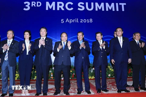 Thủ tướng Nguyễn Xuân Phúc và các đại biểu. (Ảnh: Thống Nhất/TTXVN)