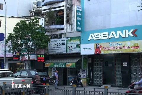 Phòng giao lịch Lũy Bán Bích của ABBank, nơi xảy ra vụ cướp ngân hàng táo tợn sáng 31/3. (Ảnh: Thành Chung/TTXVN)