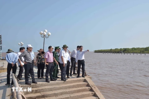 Đoàn công tác của Bộ Giao thông Vận tải khảo sát thực tế khu quy hoạch mở rộng cảng cá tại Bạc Liêu. (Ảnh: Nhật Bình/TTXVN)