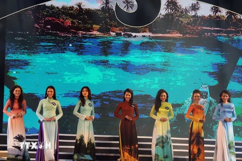 Các thí sinh tại đêm bán kết cuộc thi Hoa hậu biển Việt Nam toàn cầu 2018. (Ảnh: Lê Sen/TTXVN)