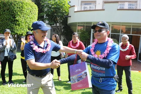Đại sứ Việt Nam tại Mexico Nguyễn Hoài Dương trao quà cho người chiến thắng trong các trò chơi. (Ảnh: Việt Hùng/Vietnam+)