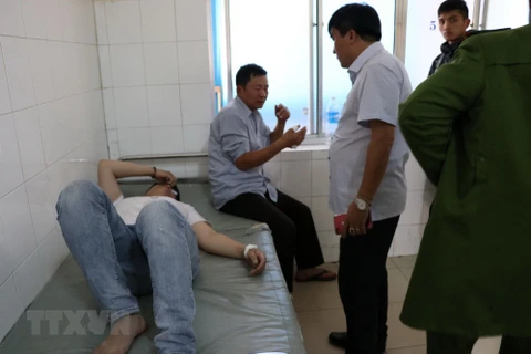Hai cha con ông Bình bị trúng đạn phải nhập viện cấp cứu. (Ảnh: Đặng Tuấn/TTXVN)