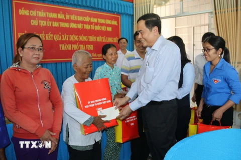 Chủ tịch Ủy ban Trung ương Mặt trận Tổ quốc Việt Nam Trần Thanh Mẫn tặng quà cho hộ nghèo ở xã Long Đức. (Ảnh: Thanh Hòa/TTXVN)